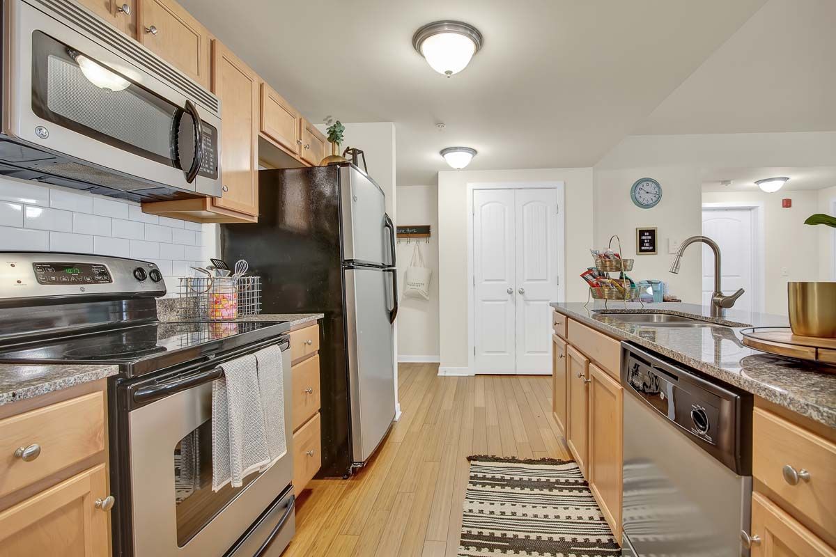 rittenhouse station luxury student housing in newark de galley kitchen