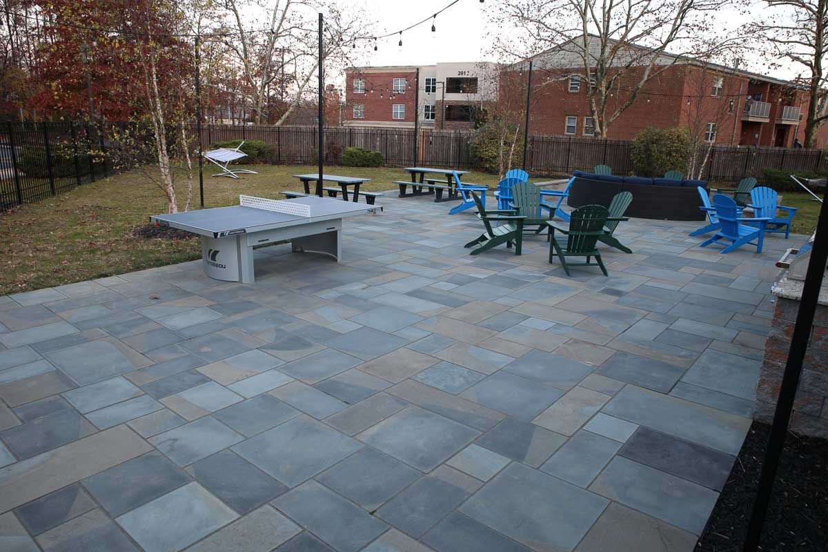 rittenhouse station apartments in newark de outdoor lounge area